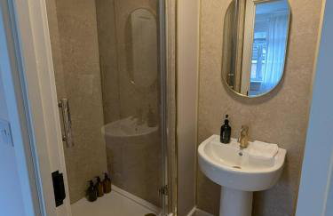 CHERRYTREES 5 Bed House, Sleeps 10, 3 Bathrooms, Parking, Ideal for Groups and Work Stays - Foto 26