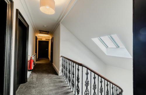 The Central 3BR Second-Floor Apartment - Photo 22