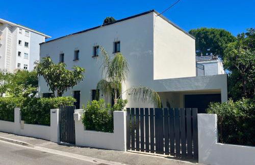 Magical Villa with Secluded Garden - Beach, Port & Centre - Photo 4