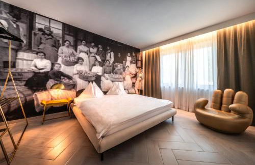 goldfinger + suites - Photo 46