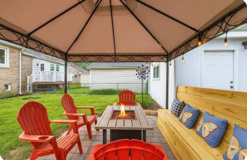 Sleeps 10 + Coffee bar + Game Room + Train to CHGO - Foto 12