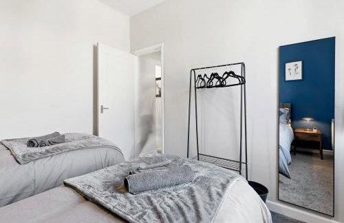 Modern 5 Bed 2 Bath House w Free Parking - Photo 23