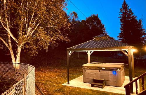 Stylish Mountain Chalet 15mins to Gore Mountain , Large Hot Tub, Playroom & Large Heated Pool - Foto 40