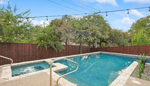 5BR w Backyard Paradise Pool Cinema Games - Foto 2