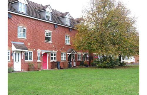 Hawksworth House in Chelmsley Wood, Birmingham near Solihull, near the NEC, HS2, JLR, Bear Grylls Centre, Resorts World and Birmingham airport, with a garage and free parking, great for families and contractors - Foto 2