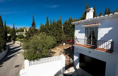 Private Heated Pool, Jacuzzi & 1225m2 garden in Villa Cipreses - Photo 33