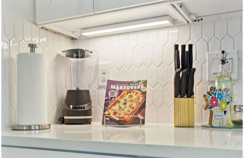 3BR-2BA Cityscape Haven with Panoramic Tower View - Foto 9