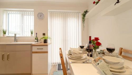 Stylish 3 Bed, 3 Bath, Garden & Drive for 2 cars - Foto 2