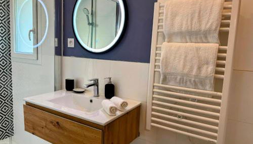 L'Escale - CDG - Parking - Confort - Foto 5, towels, wardrobe