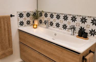 Evasion chic au coeur de la ville et proche plage - Garage privé - Foto 10