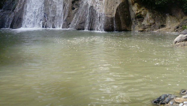 Profitez d'une baignade dans les eaux fraiches de la cascade