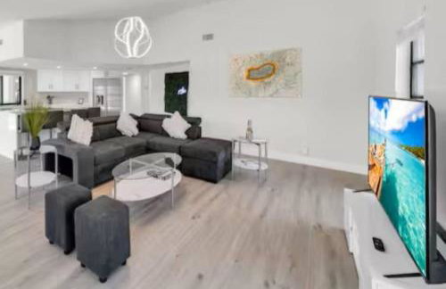 Waterfront Escape with Wild Owl Charm, Heated Pool & Pet-Friendly - Foto 3