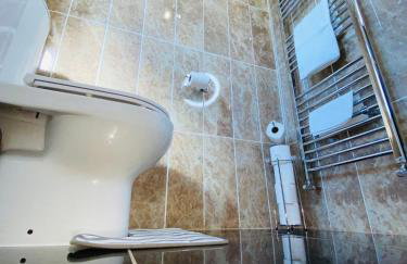 Bright, Spacious, modern Interior Decor 2 bedrooms Apartment with amazing views - Photo 17