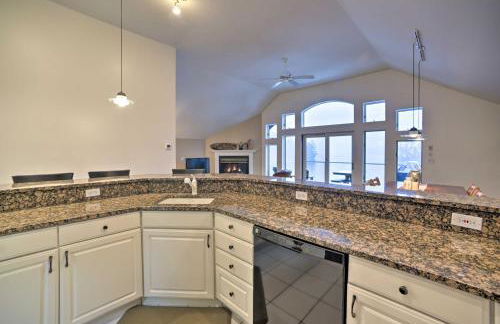 Lakefront Bolton Retreat with Balcony and Views! - Foto 11