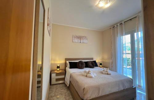 L' Antico Scoglio Appartamenti comfort Nocera Terinese Scalo - 4,7 e 11 Ospiti - Navetta Aeroporto-Stazione & Multi-Destinazioni - Piscina - Spiaggia a 300mt - Giardino e Zona pranzo all'aperto - WiFi & SmartTV - Aria Condizionata - Foto 14