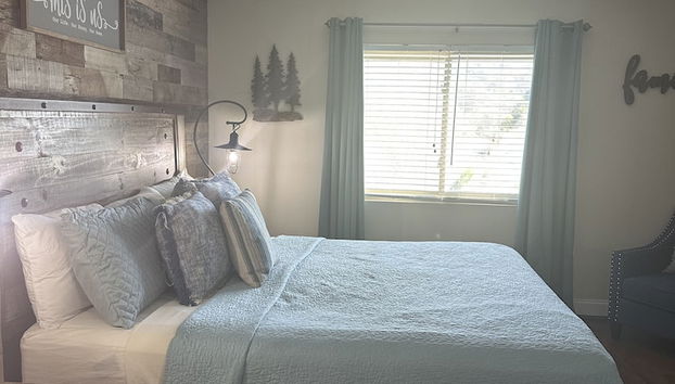 Riverside 206 2BD Condo with Fireplace by RedAwning - Foto 5, Habitación