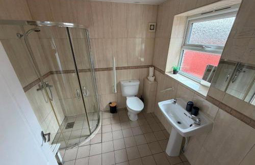 Spacious & Stylish 3-Bed House with Parking, Perfect for Contractors, Minutes from Shops, Cafés & Pubs - Foto 16