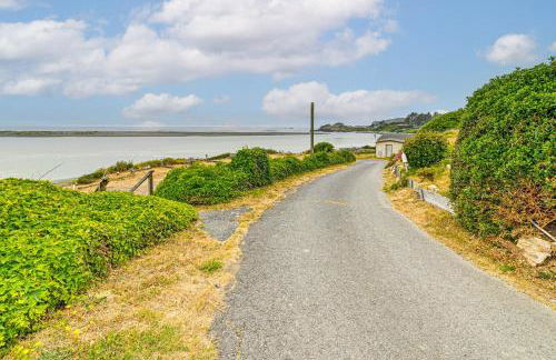 Walk to Beach Cozy Home with Deck in Smith River! - Foto 26