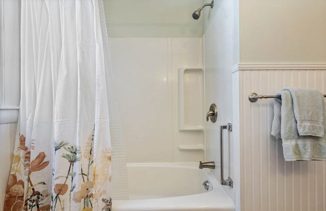 Bayview Beach Cottage For 4! - Photo 32