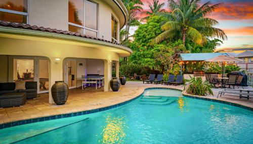 Waterfront Retreat: 7BR Villa with Pool Firepit - Foto 1, Other