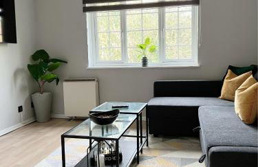 Stunning apartment in Beckton with Private Entrance - Photo 14