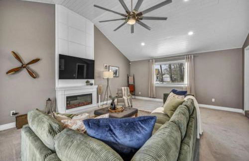 Swim and Relax In our Pool and Hot Tub and Recently Renovated - Foto 6