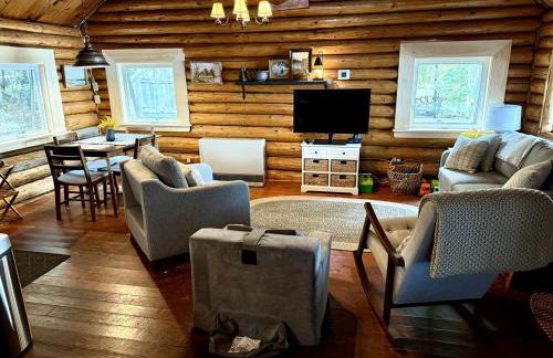 Charming Lakeside Cabin Bungalow with Timeless Rustic Beauty near Portage Lake in Maine - Foto 2