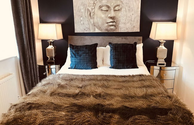 2 Bedroom Luxe Dockland Apartment with Parking - Foto 1