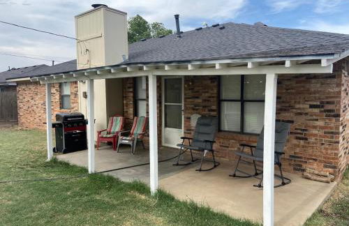 Cozy 3 Bedroom Home in Quiet Neighborhood - Photo 17