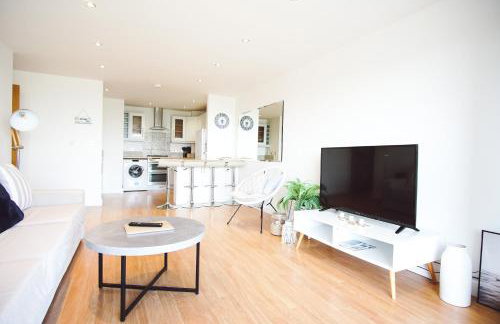 Stunning Two Bed Sea View Apartment with Pool & Gym - Foto 1