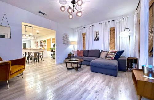 King Bed-Private Yard-Driveway Parking - Photo 2