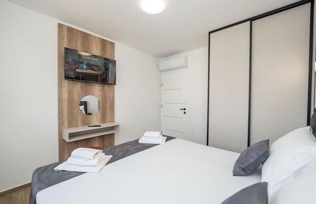 Poolside Hideout Apartments - Photo 10