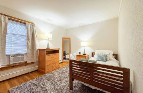 Manchester -Queen beds - Mins to MHT - W/D in Unit - Foto 2