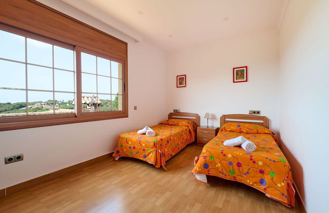 Marina in Blanes With 6 Bedrooms and 4 Bathrooms - Photo 16