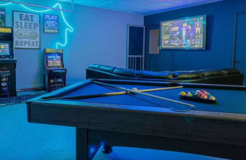 Ultimate Getaway with Pool and Games - Foto 25