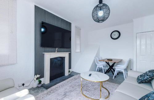 Luxury 3-Bedroom Apartment with 75-Inch TV, Fireplace & Terrace near Manchester Airport - Photo 8