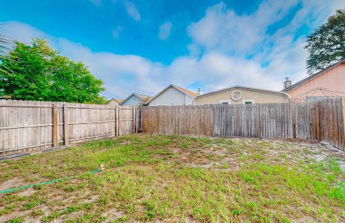 Cozy Spacious Home with Private Backyard and Patio, near shopping - Foto 23