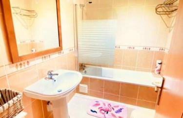 Flamingos Apartment with 2 swimming pool com check in e check out ao domingo em julho e agosto - Foto 13