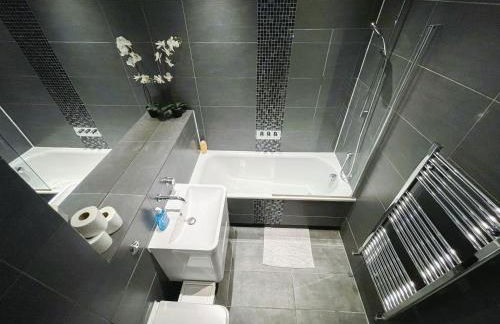 Sleek 3-bedroom flat with Balcony, Lift access, FREE WiFi in Southwark, Borough near The Shard by NourNest Apartments - Foto 31