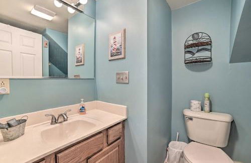 Portage Lake Condo with Deck and Pool Access! - Foto 15