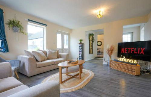 Orchard Bungalow - Sleeps 10 - Close to Town Centre - Free Parking, Pool Table, Fast Wi-Fi and Smart TV with Netflix by Yoko Property - Foto 5