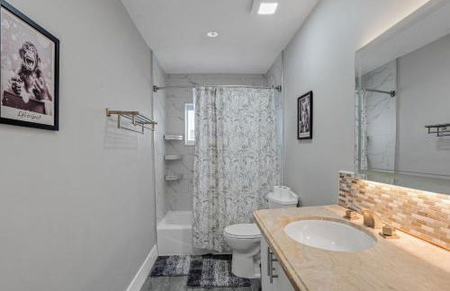 Luxe by Jenn - 3BR Retreat with Heated Pool - Photo 43