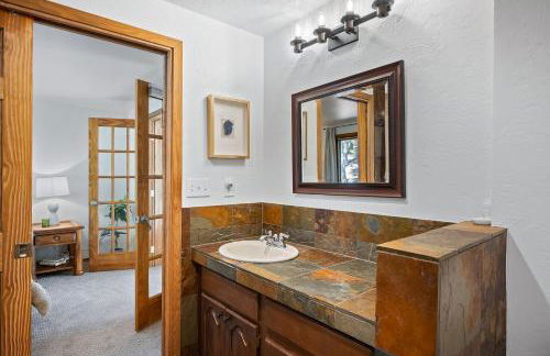 Nestled Inn Vacation Home Rental Evergreen - Trails, Views, Hot Tub, Skiing! - Foto 17