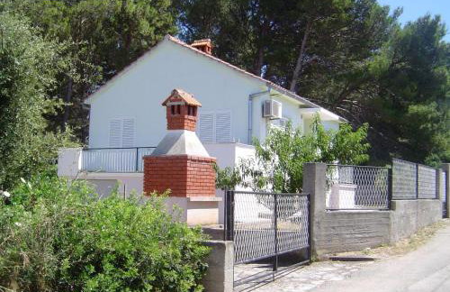 Holiday Home Haus in Ugljan mit Terrasse- Garten und Barbecue by Interhome - Foto 1