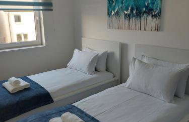 Beautiful 4-Bedroom House with Private Garden & Parking - Foto 18