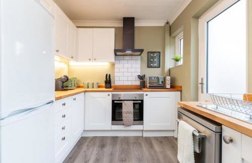 Whole 3 Bedroom House - 2 Free Parking - Photo 17