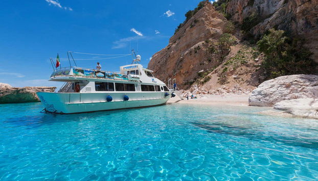 La barca ormeggiata in una delle calette del Golfo di Orosei