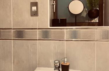 Wolverhampton Apartment with Free Parking 1 minute from the train station - Foto 16