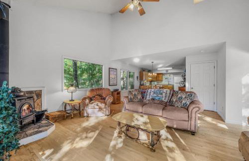 Almost Heaven - Grill, 2 King Beds, Wifi, Deck, Pool Access, Hiking, Wood Stove, Family Friendly - Foto 12