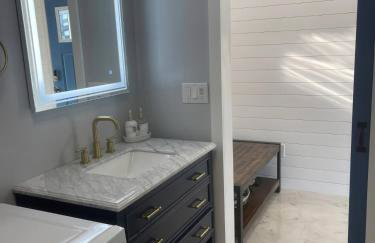 Lakefront Gem Cozy Stay w Dock Sunset Views - Foto 15